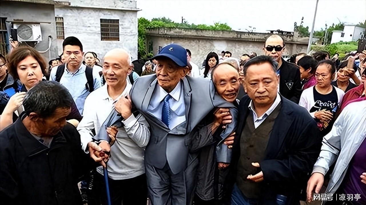 台湾92岁老兵回重庆祭祖,下飞机后却怒道:这不还是台北吗?